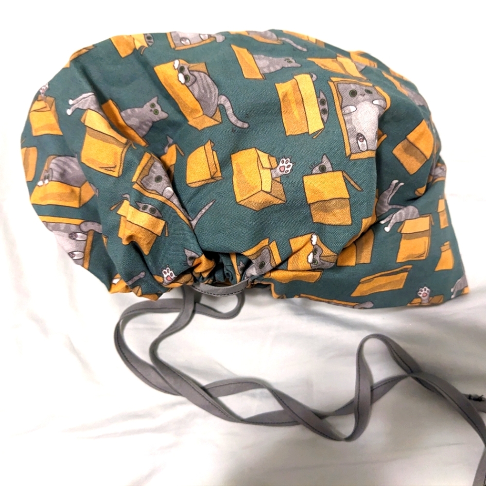 Bouffant scrub cap cats in box